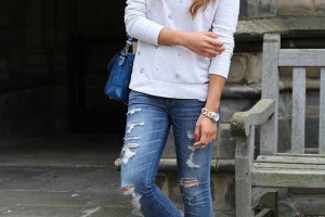simple casual outfit with white converse
