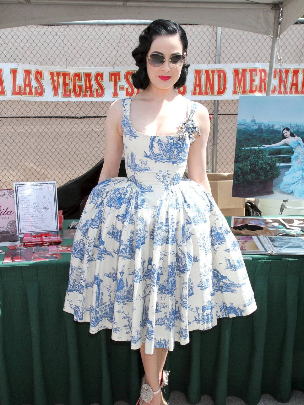Dress Up Like Dita Von Teese - Outfit Ideas HQ