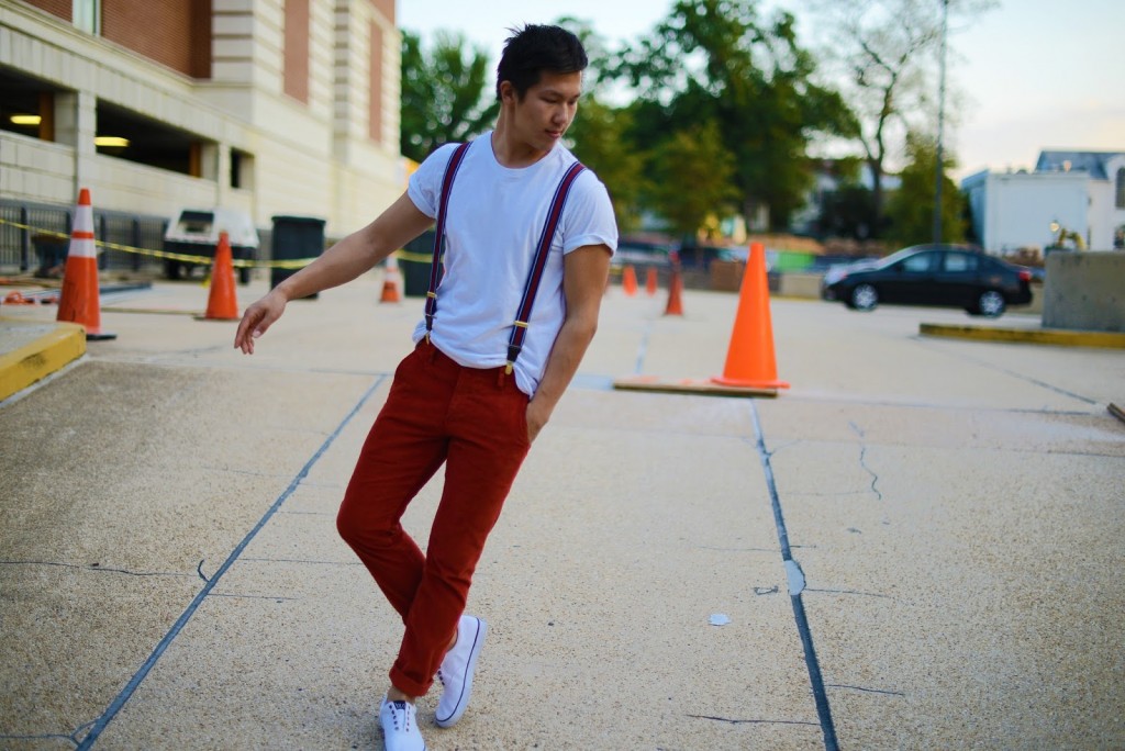 Красные брюки с белыми кроссовками
