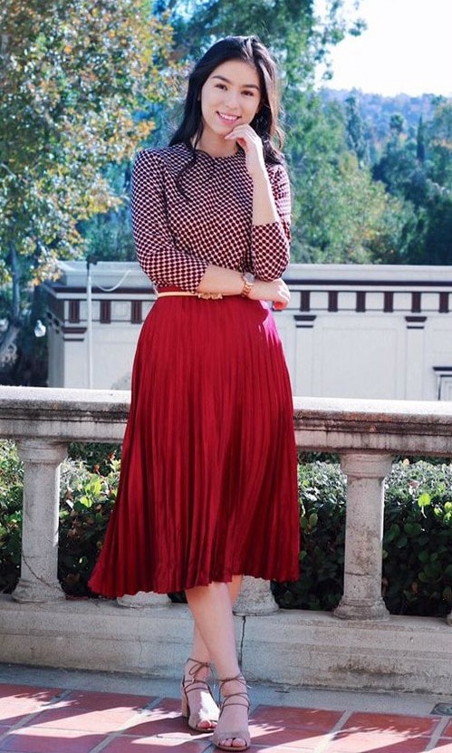 How to wear a pleated skirt